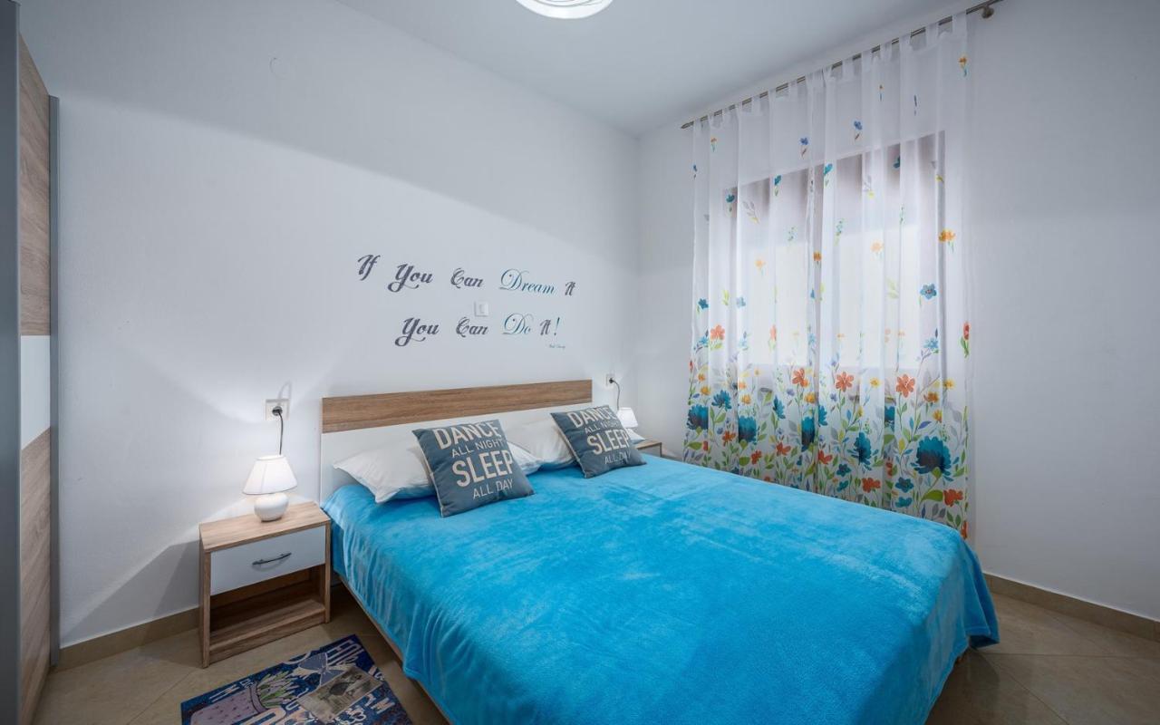The Willow Garden Apartment House Marčana Esterno foto