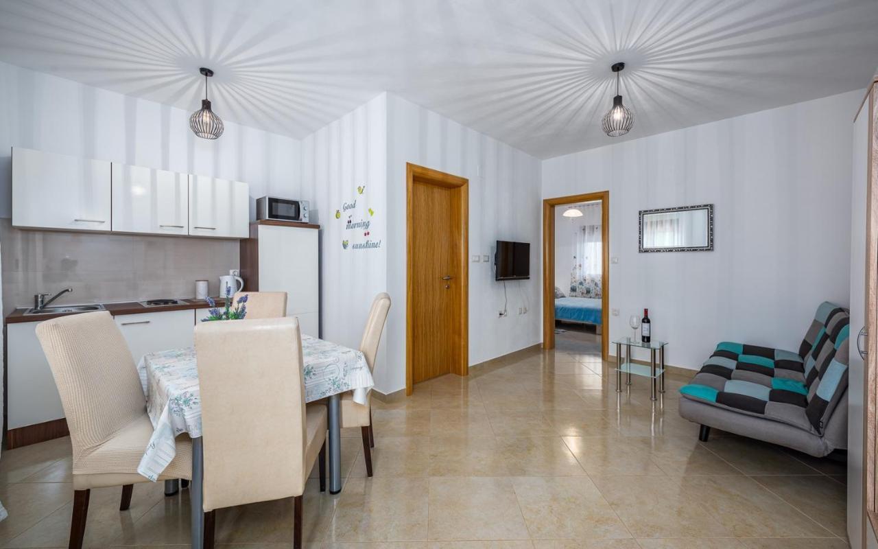 The Willow Garden Apartment House Marčana Esterno foto